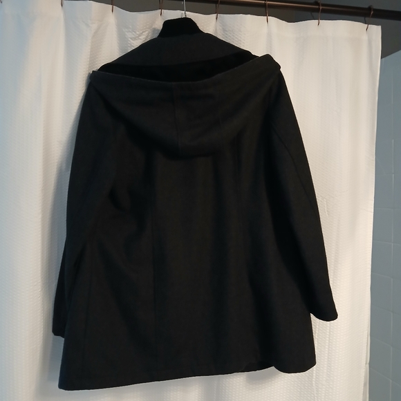 Woman's Coat - Picture 3 of 6